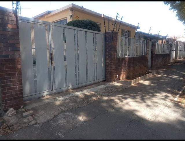 3 BEDROOM HOUSE FOR SALE IN BEZUIDENHOUT VALLEY